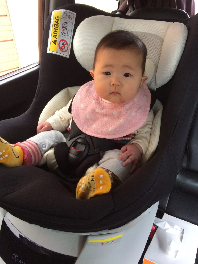 車に乗るなら、赤子も絶対シートベルト！！