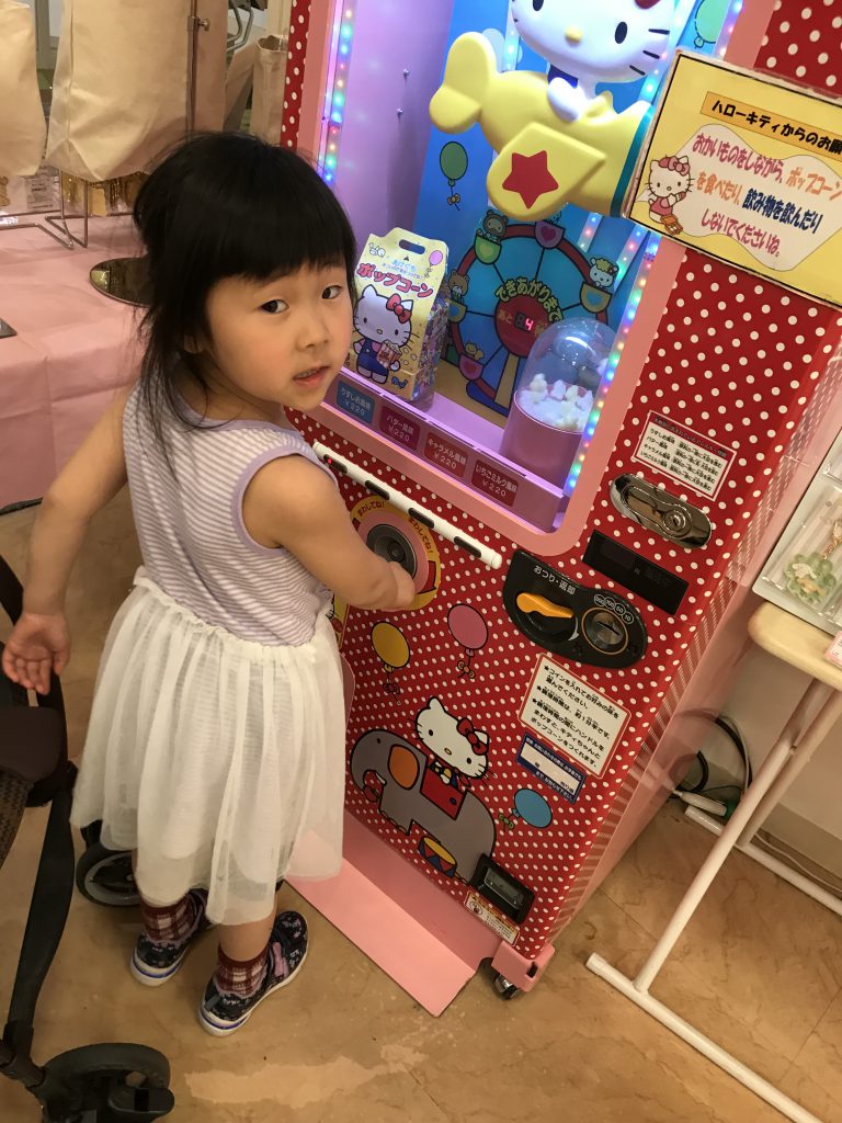 ３日連続AEONでポップコーンと、めっちゃ濃いミルク。